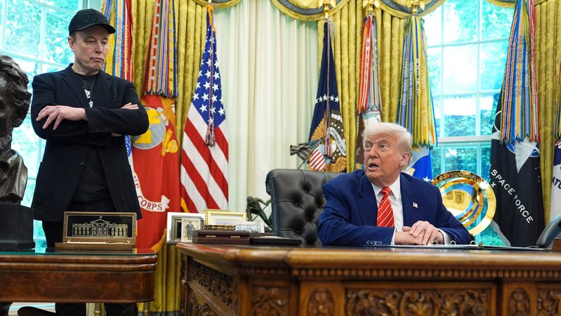 ARCHIV - 30.05.2025, USA, Washington: US-Präsident Donald Trump spricht während einer Pressekonferenz mit Elon Musk im Oval Office des Weißen Hauses. (zu dpa: «Musk verschärft Kritik an Trumps Steuergesetz») Foto: Evan Vucci/AP/dpa +++ dpa-Bildfunk +++ | Bild: dpa-Bildfunk/Evan Vucci ARCHIV - 30.05.2025, USA, Washington: US-Präsident Donald Trump spricht während einer Pressekonferenz mit Elon Musk im Oval Office des Weißen Hauses. (zu dpa: «Musk verschärft Kritik an Trumps Steuergesetz») Foto: Evan Vucci/AP/dpa +++ dpa-Bildfunk +++