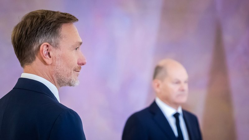 ARCHIV - 07.11.2024, Berlin: Bundeskanzler Olaf Scholz (r/SPD) und Christian Lindner (FDP), ehemaliger Bundesminister der Finanzen, nebeneinander im Schloss Bellevue. | Bild: dpa-Bildfunk/Christoph Soeder ARCHIV - 07.11.2024, Berlin: Bundeskanzler Olaf Scholz (r/SPD) und Christian Lindner (FDP), ehemaliger Bundesminister der Finanzen, nebeneinander im Schloss Bellevue.