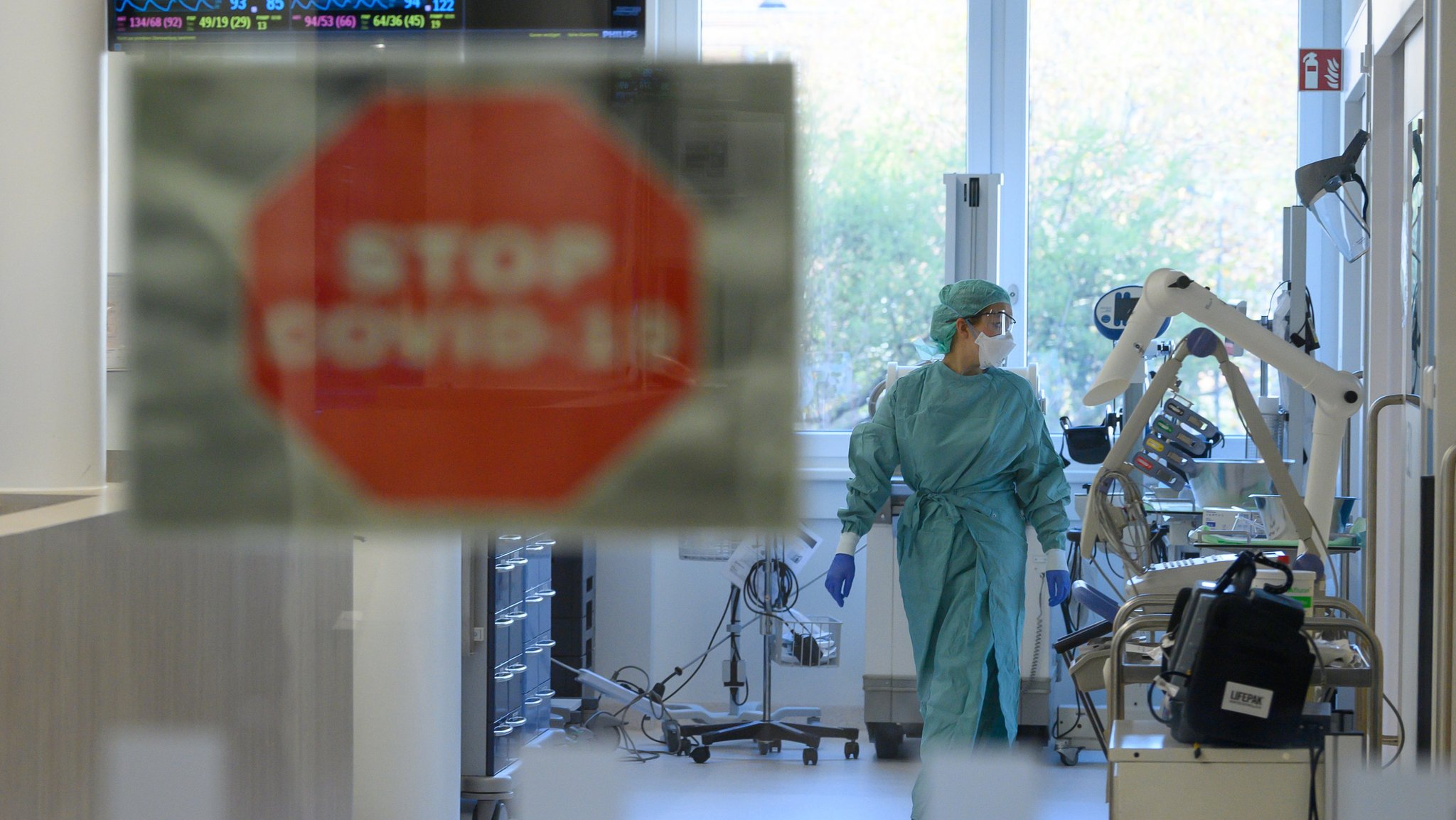 Eine Intensivpflegerin läuft in der Corona-Intensivstation.