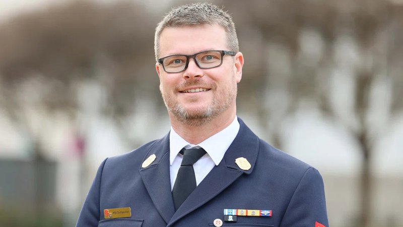 Augsburgs Kreisbrandrat Christian Kannler in Uniform schaut mit einem optimistischen Lächeln in die Kamera. | Bild: KFV Augsburg/Andi Greger Augsburgs Kreisbrandrat Christian Kannler in Uniform schaut mit einem optimistischen Lächeln in die Kamera.
