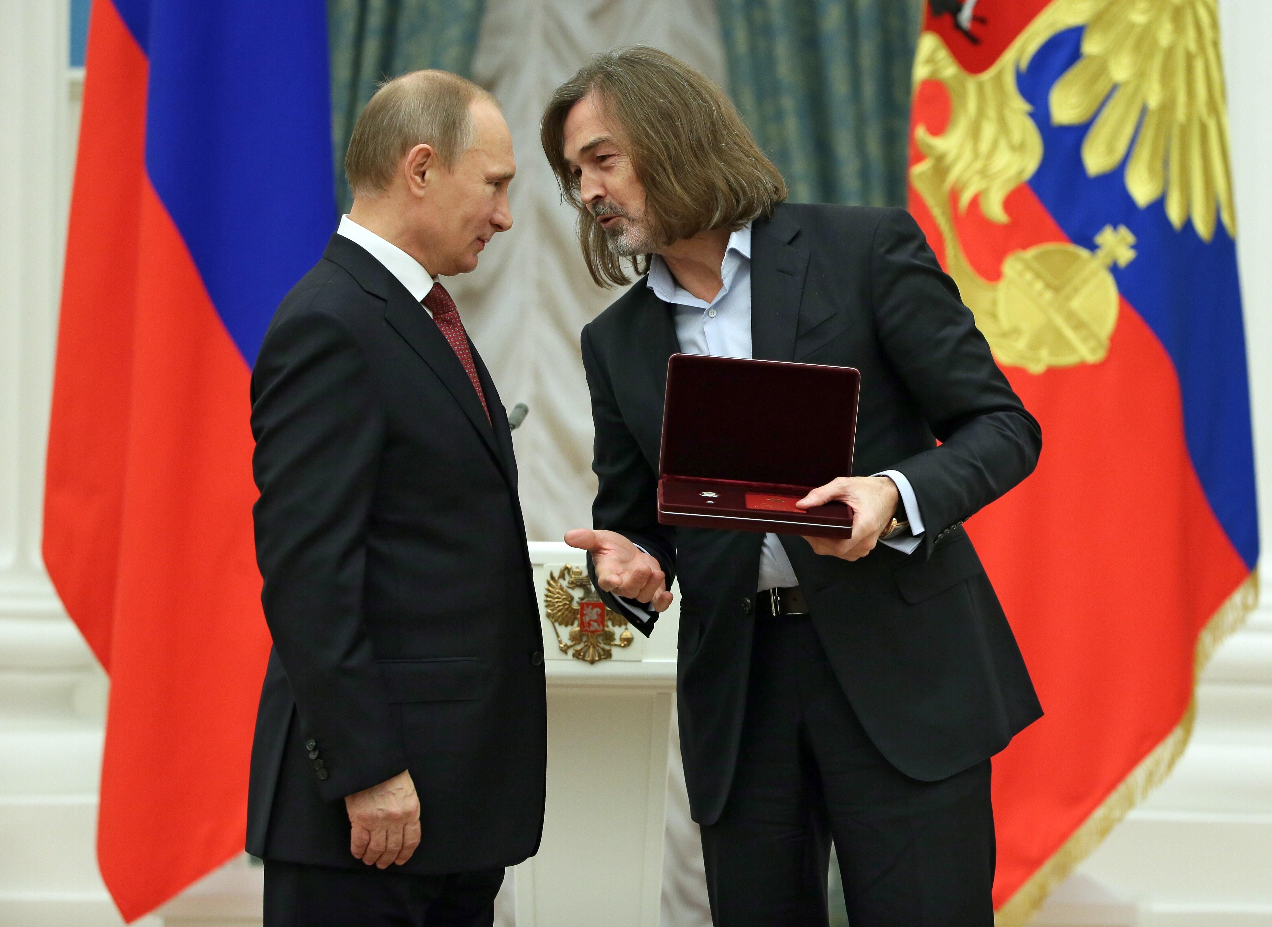 (Archivbild) Der Künstler hält eine Schatulle in der Hand und steht neben Putin