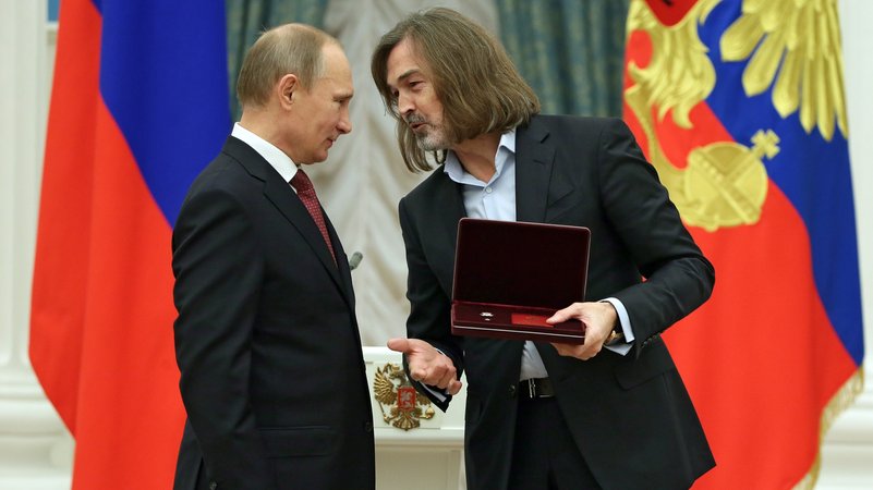 (Archivbild) Der Künstler hält eine Schatulle in der Hand und steht neben Putin | Bild: Mikhail Metzel/Picture Alliance (Archivbild) Der Künstler hält eine Schatulle in der Hand und steht neben Putin