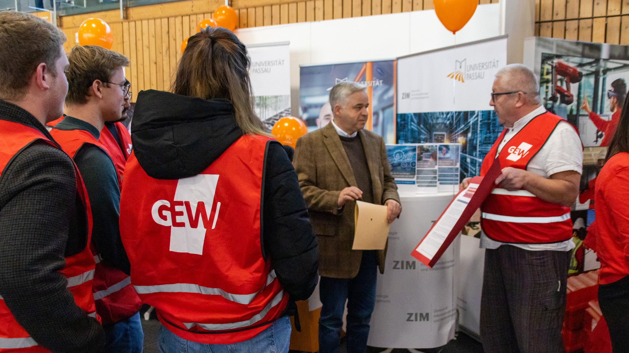 Mitglieder der GEW übergeben den offenen Brief an Achim Dilling, den Kanzler der Universität Passau.