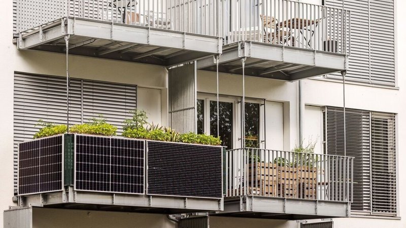 Eine Nahaufnahme von Balkonen, einer ist mit Photovoltaik Anlagen ausgestattet. | Bild: stock.adobe.com/Maryana Eine Nahaufnahme von Balkonen, einer ist mit Photovoltaik Anlagen ausgestattet.