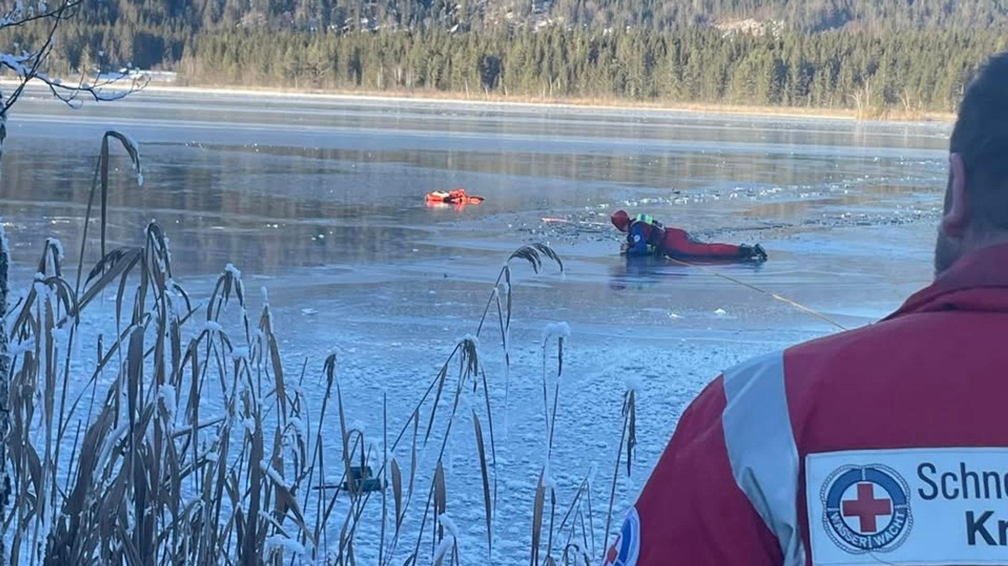 Wasserwacht an Silvester im Einsatz am zugefrorenen Barmsee