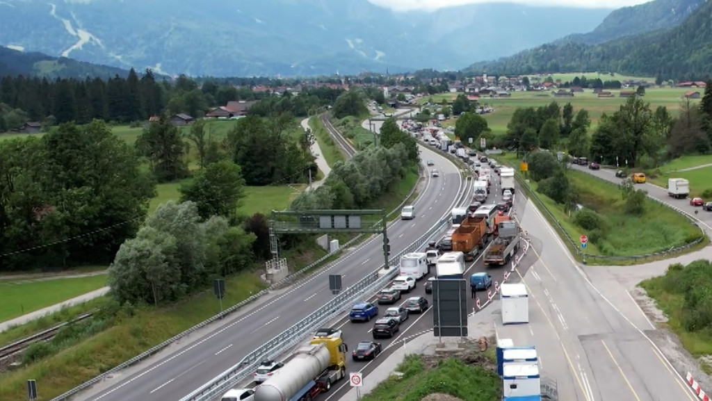 BR / Martin Breitkopf | Bild: Stau vor dem Tunnel Farchant BR / Martin Breitkopf