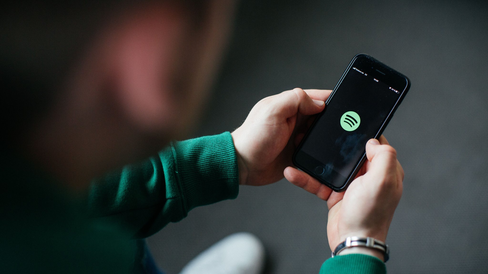 Symbolbild: Handy mit Spotify-Logo. | Bild: BR/Julia Müller Symbolbild: Handy mit Spotify-Logo.