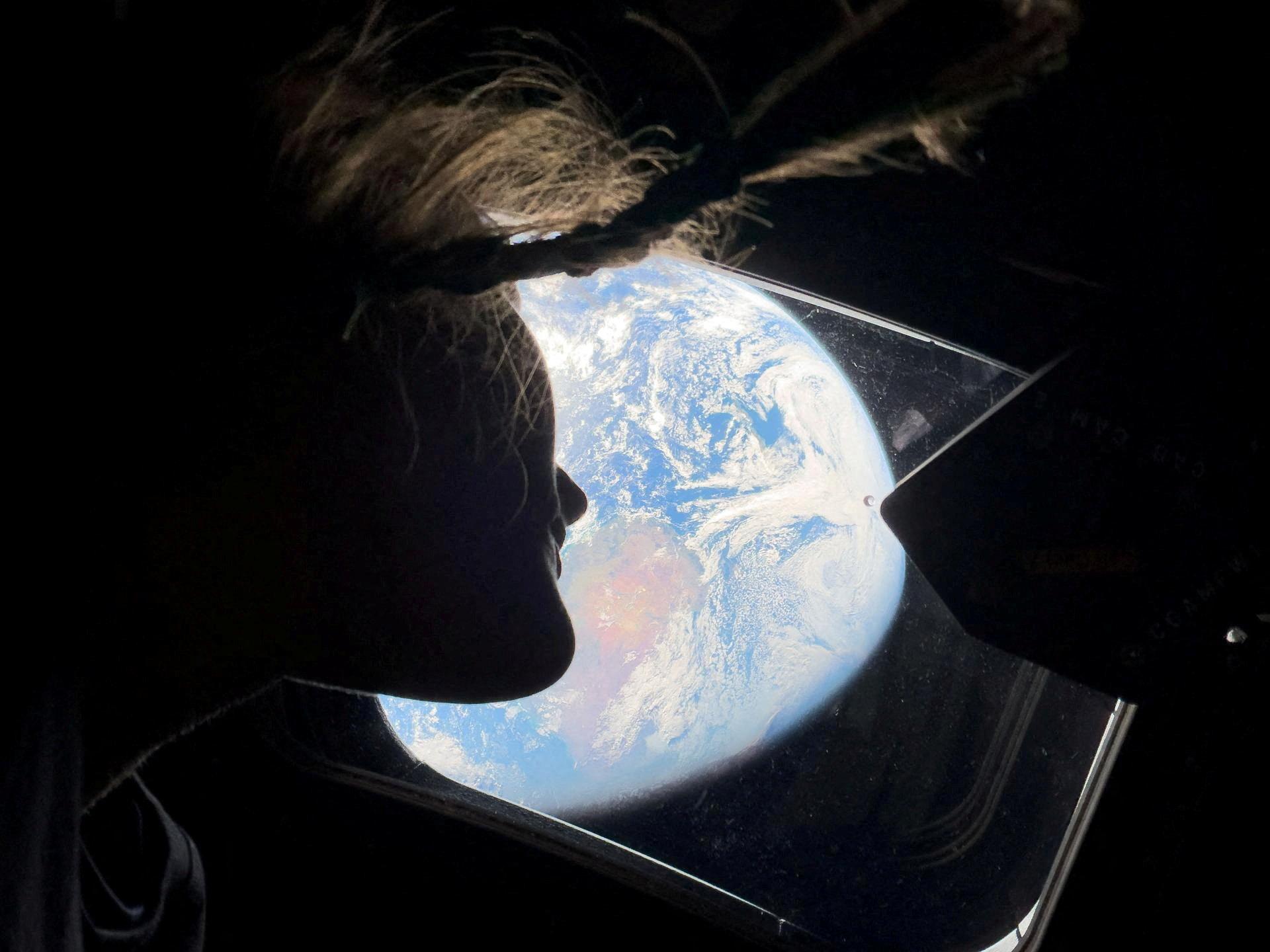 Nasa-Astronautin und Artemis-II-Crewmitglied Christina Koch blickt aus einem der Hauptkabinenfenster des Orion-Raumschiffs
