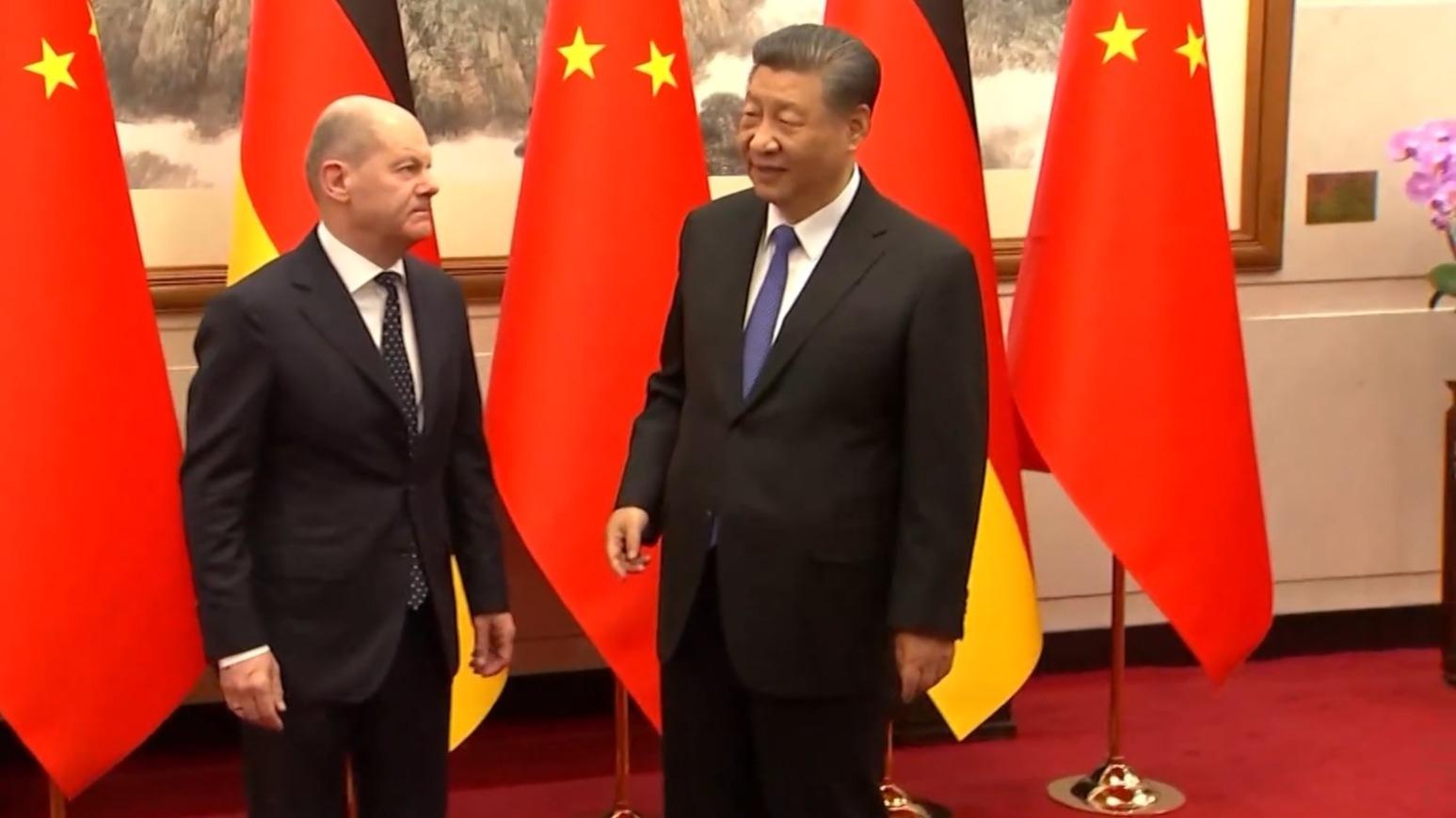Bundeskanzler Scholz (l) und Chinas Präsident Xi (r)