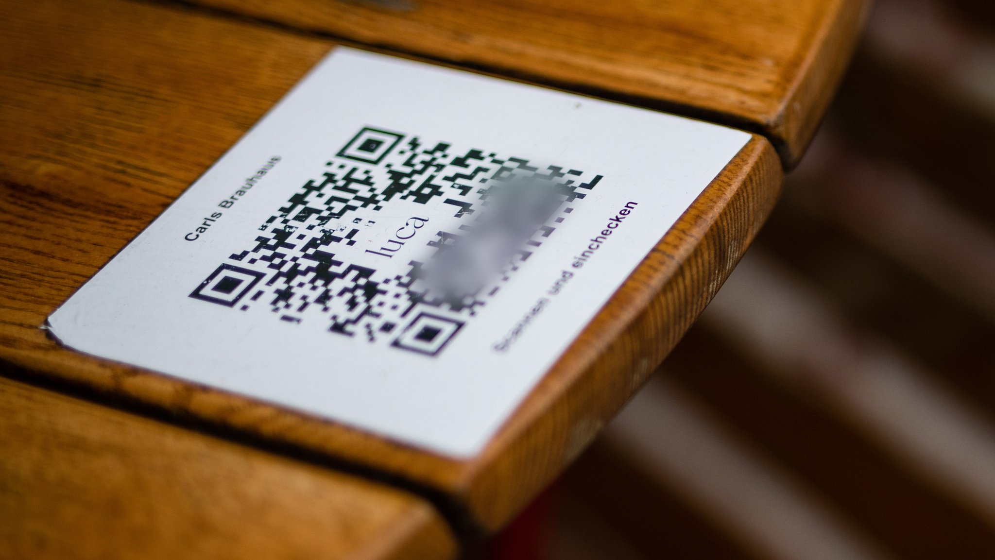 QR-Code auf einem Restaurant-Tisch