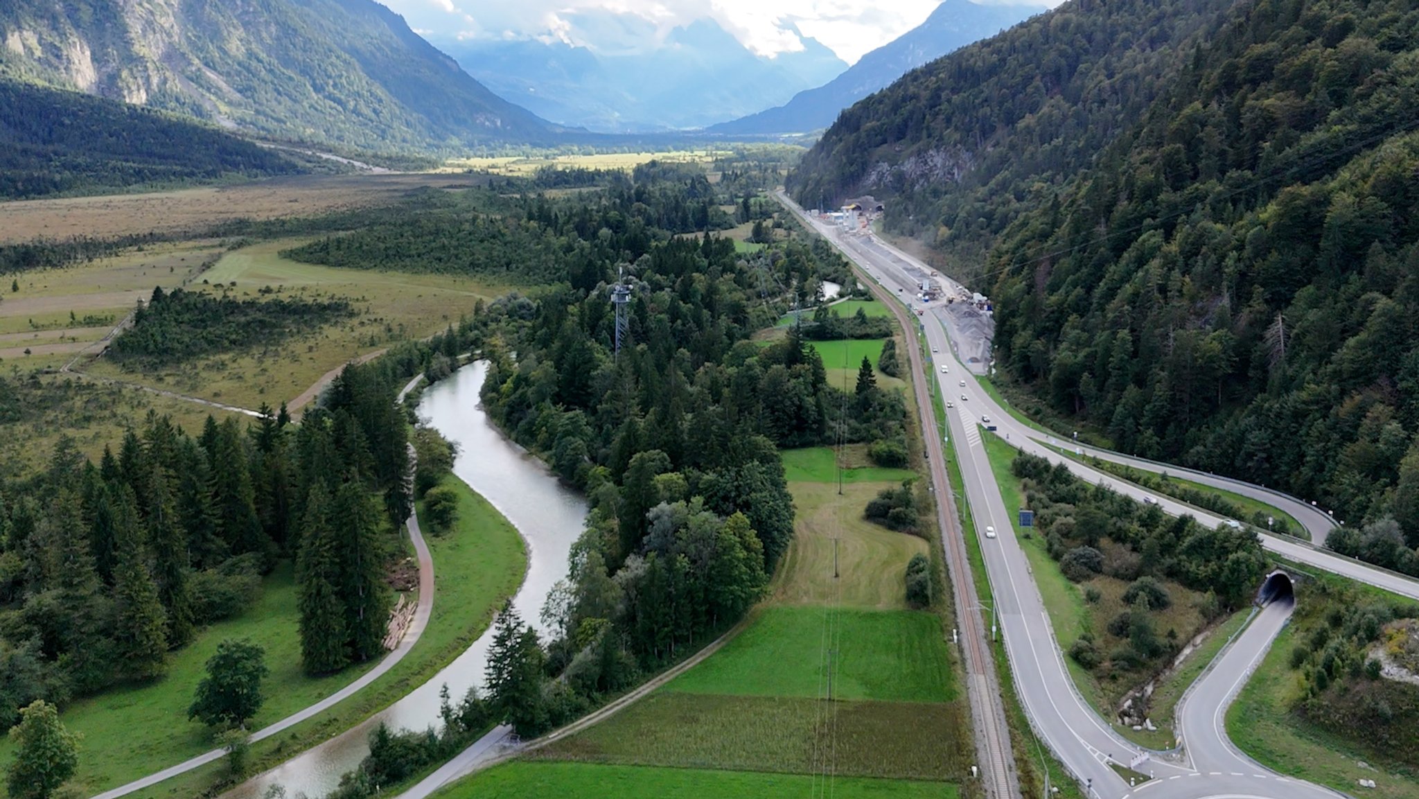 Die Fluss- und Moorlandschaft der oberen Loisach mit der Bundesstraße 2. | Bild: BR / Lui Knoll Die Fluss- und Moorlandschaft der oberen Loisach mit der Bundesstraße 2.