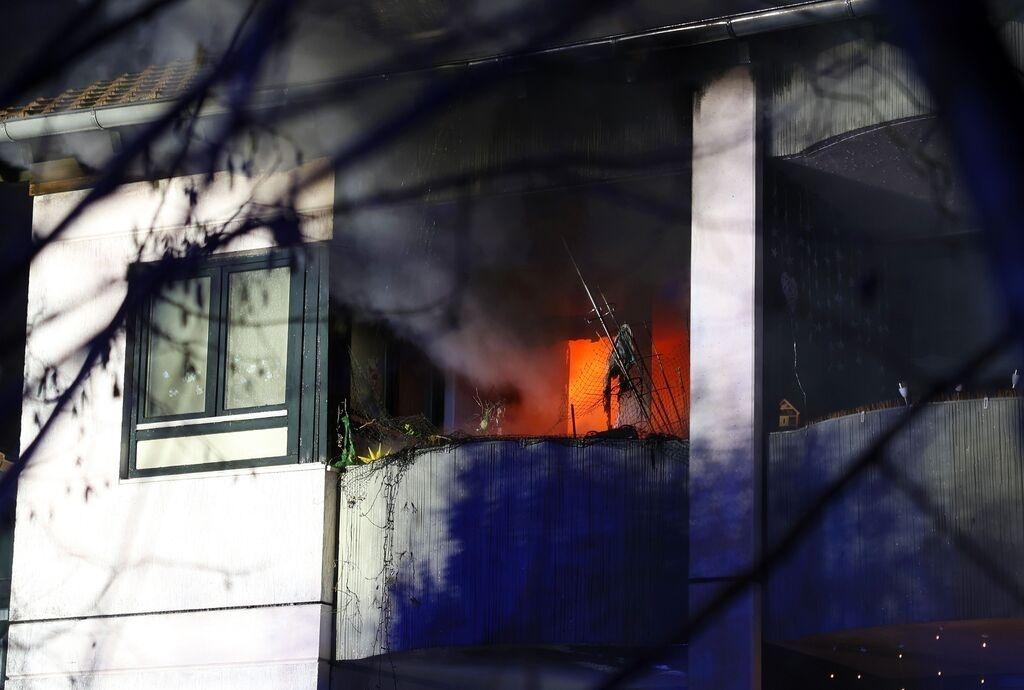 Eine Wohnung steht in Flammen. Foto: Stefan Rampfel/dpa +++ dpa-Bildfunk +++