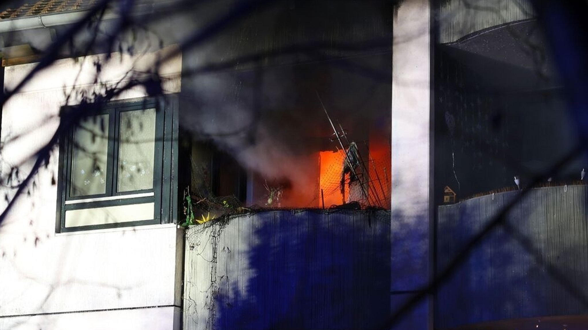 Eine Wohnung steht in Flammen. Foto: Stefan Rampfel/dpa +++ dpa-Bildfunk +++