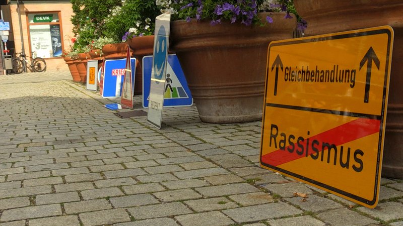 "Verkehrsschilder der Gerechtigkeit" im Lankreis Roth | Bild: BR Fernsehen "Verkehrsschilder der Gerechtigkeit" im Lankreis Roth