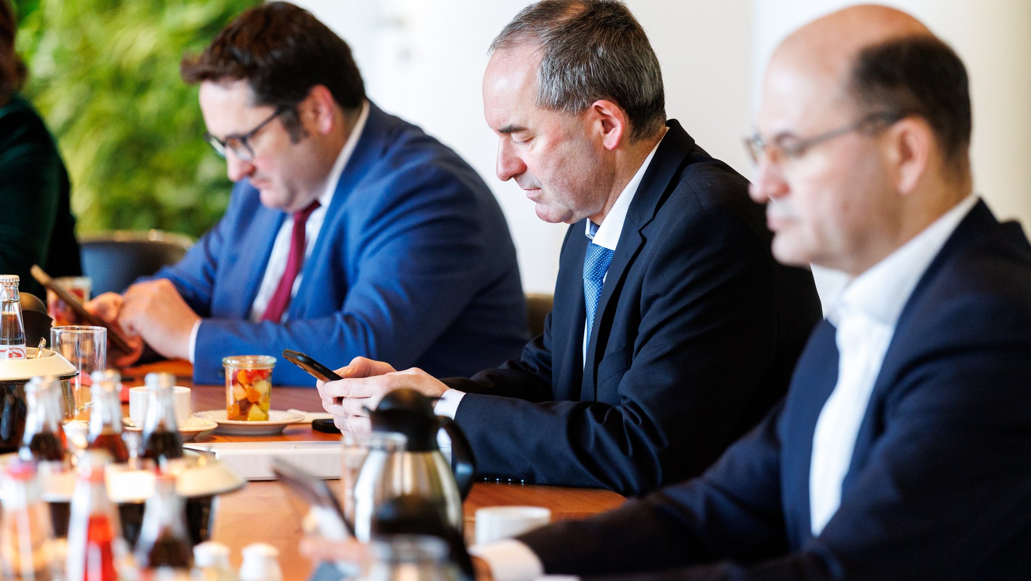 Die Minister Füracker, Aiwanger sowie Staatssekretär Gotthardt zu Beginn einer Sitzung des Bayerischen Kabinetts. | Bild: pa/dpa/Matthias Balk Die Minister Füracker, Aiwanger sowie Staatssekretär Gotthardt zu Beginn einer Sitzung des Bayerischen Kabinetts.