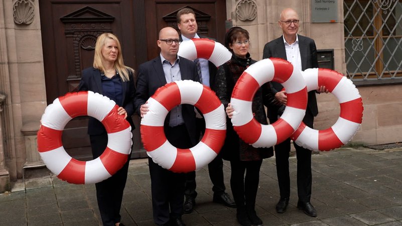 Fünf Städte in Bayern schlagen gemeinsam Alarm: Die Haushaltslage der Kommunen habe sich dramatisch zugespitzt. | Bild: Bayerischer Rundfunk 2025 Fünf Städte in Bayern schlagen gemeinsam Alarm: Die Haushaltslage der Kommunen habe sich dramatisch zugespitzt.