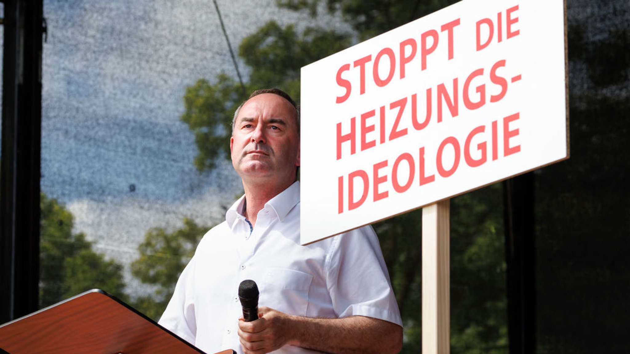 10.06.2023, Bayern, Erding: Hubert Aiwanger, Wirtschaftsminister und Landesvorsitzender der Freien Wähler in Bayern, spricht bei einer Demonstration gegen die Klima-Politik der Ampelregierung unter dem Motto ·Stoppt die Heizungsideologie·. Foto: Matthias Balk/dpa +++ dpa-Bildfunk +++