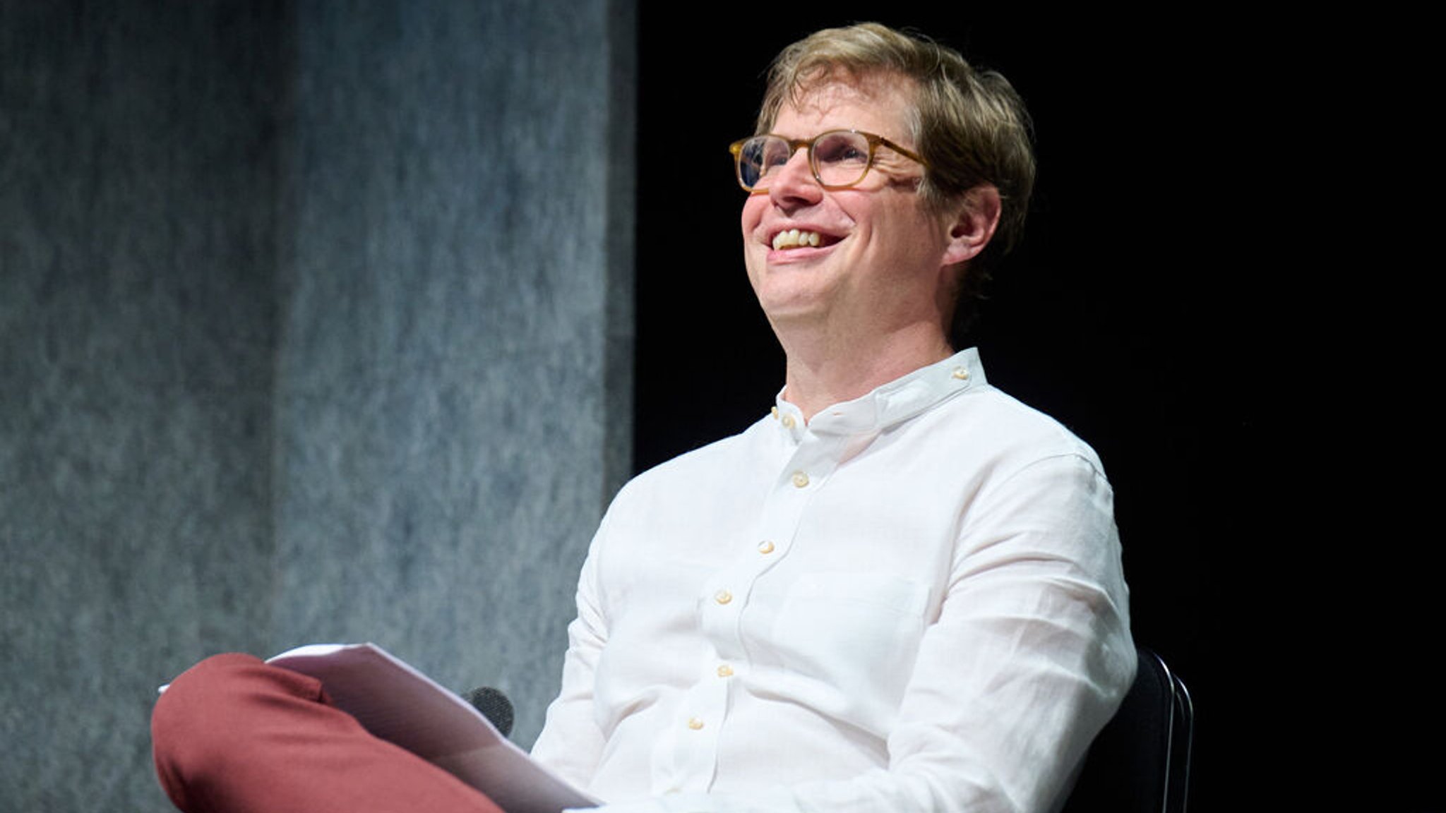 Zum Internationalen Literaturfestival Berlin 2023 sitzt Daniel Kehlmann, Schriftsteller, auf der Bühne im Berliner Ensemble. 