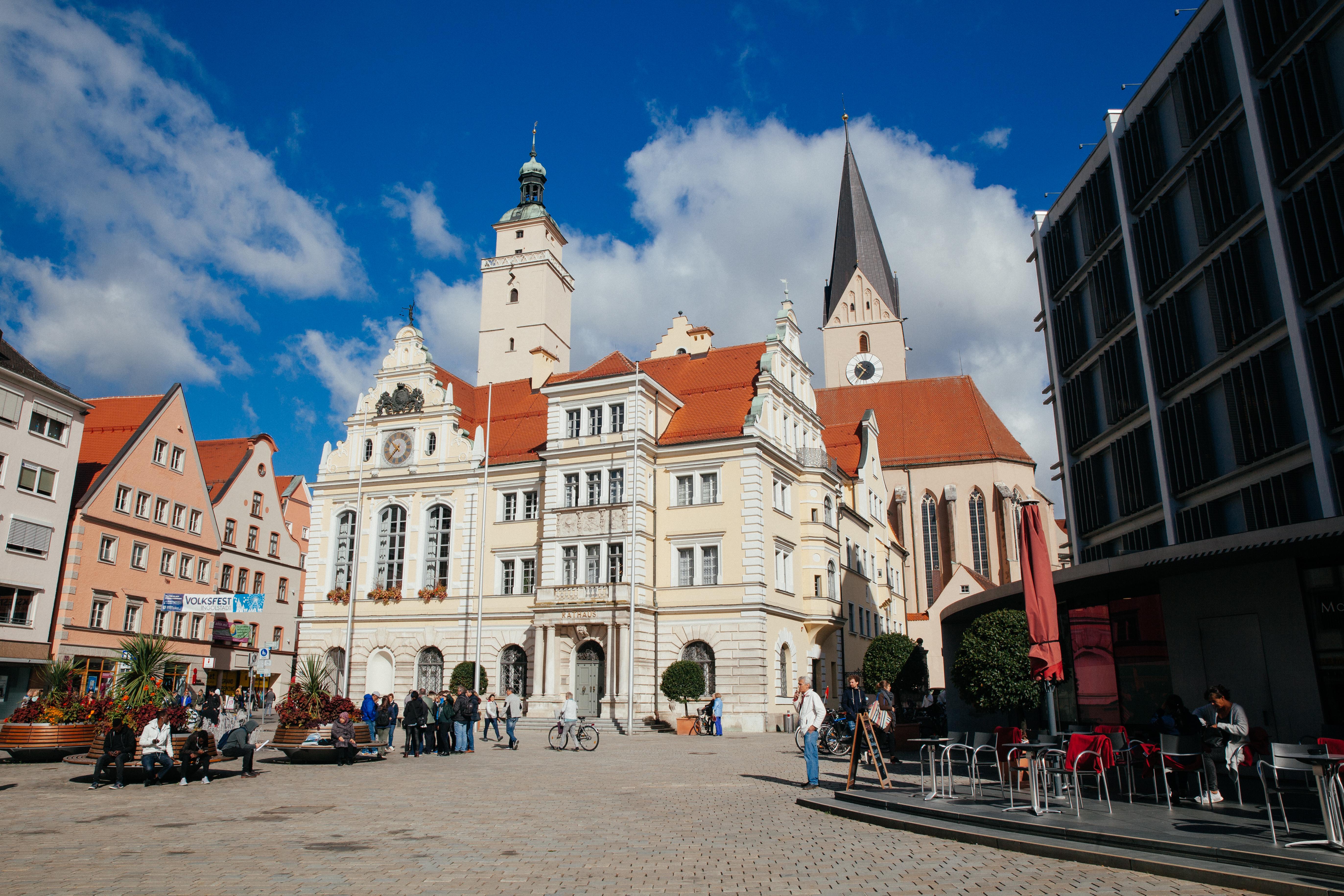 Das Alte Rathaus und das Neue Rathaus am Rathausplatz in Ingolstadt.