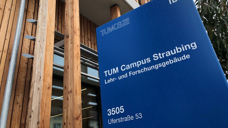 Schild vor dem TUM Campus Straubing