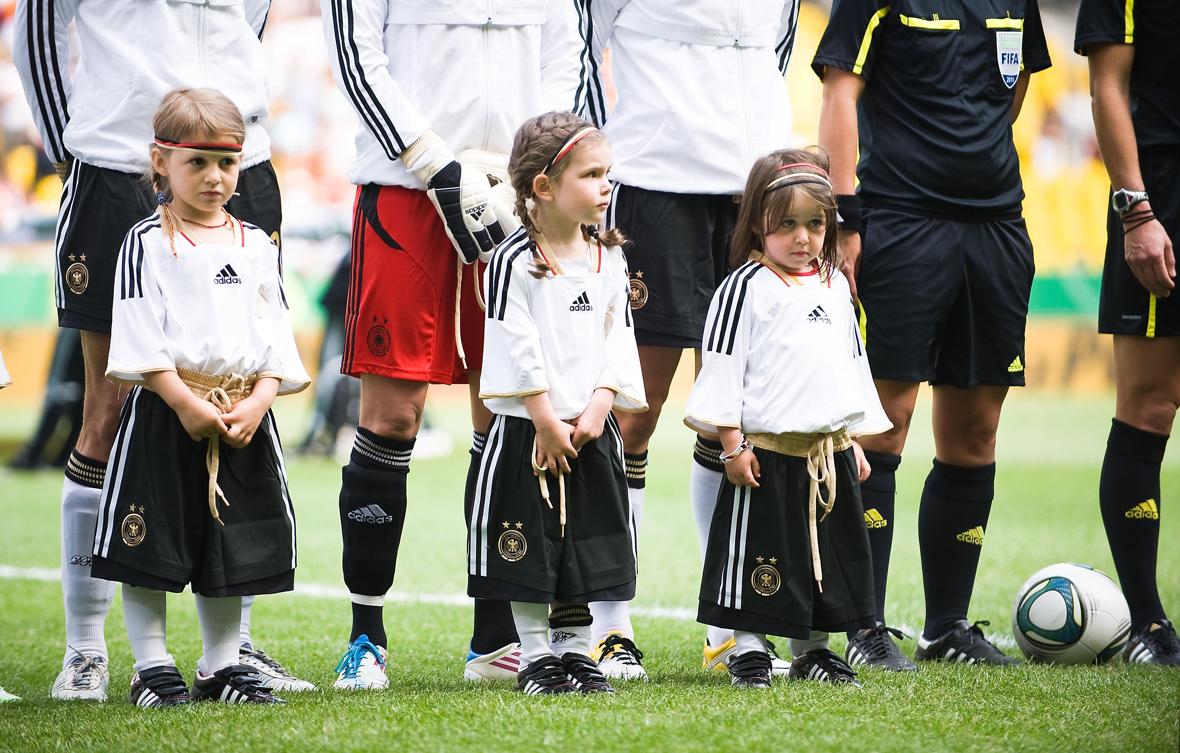 Mädchen im DFB-Dress als Einlaufkinder bei einem Spiel der deutschen Nationalmannschaft.