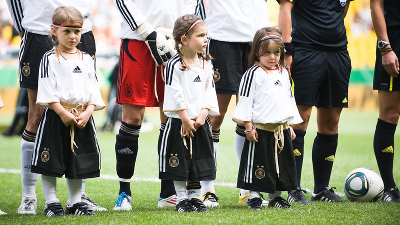 Mädchen im DFB-Dress als Einlaufkinder bei einem Spiel der deutschen Nationalmannschaft. | Bild: picture alliance / Sven Simon | Anke Fleig / SVEN SIMON Mädchen im DFB-Dress als Einlaufkinder bei einem Spiel der deutschen Nationalmannschaft.