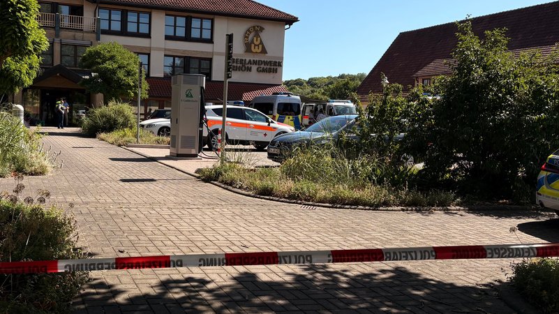 Ein 21 Jahre alter Mann hat in einer Firma im unterfränkischen Mellrichstadt drei Menschen angegriffen. | Bild: News5 Ein 21 Jahre alter Mann hat in einer Firma im unterfränkischen Mellrichstadt drei Menschen angegriffen.