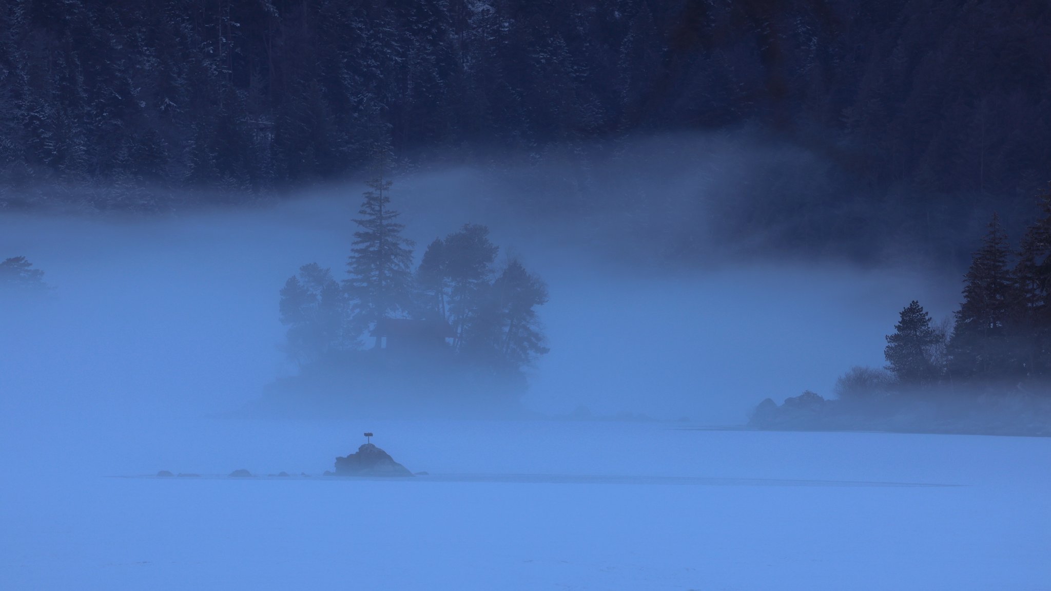 Symbolbild: Nebel über dem Eibsee.