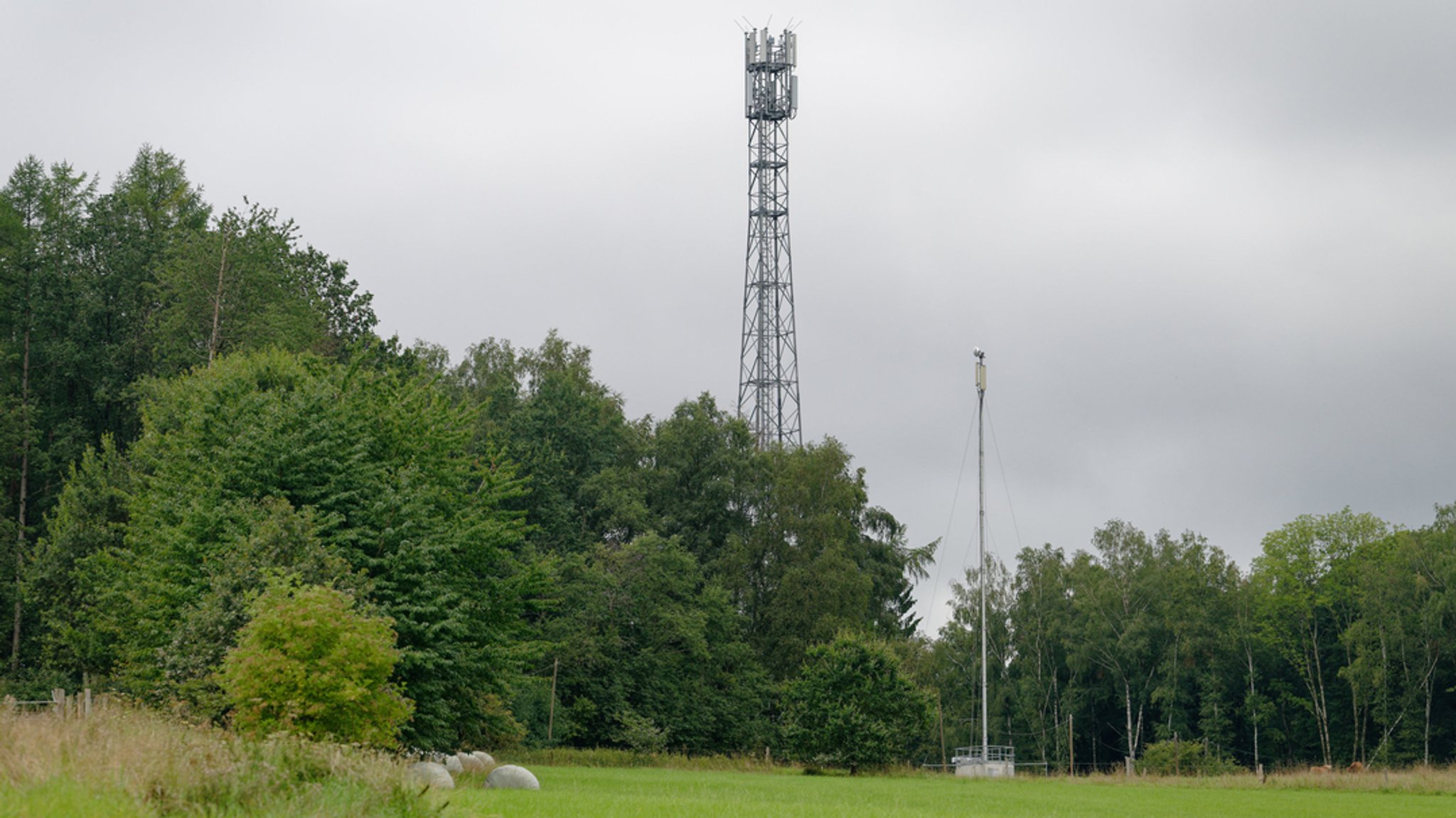 Leider gibt es nicht genug solcher Masten in Deutschland: Wegen Schwächen im Handynetz hat die Bundesnetzagentur erstmals Bußgeldverfahren gegen die Mobilfunkanbieter Deutsche Telekom, Telefónica (O2) und Vodafone eingeleitet. 