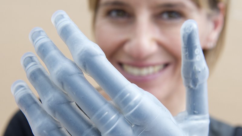 Welche Technologien werden in naher Zukunft unser Leben verändern? Bisherige Hightech- Prothesen haben nur zwei Sensoren und beherrschen lediglich rudimentäre Funktionen. Die Herausforderung ist dabei nicht die Prothese an sich, sondern die Ansteuerung der einzelnen Finger. 