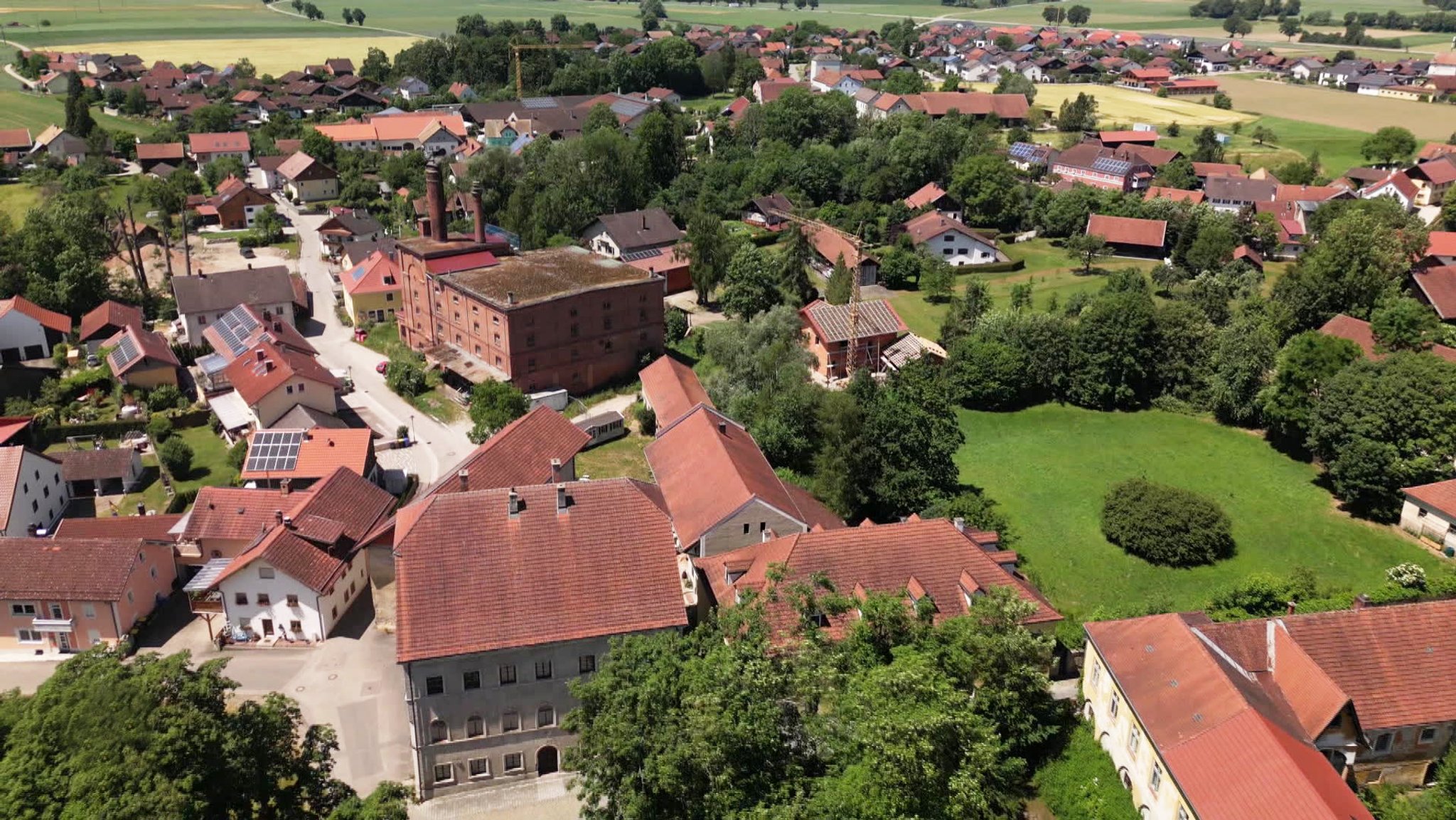 Gelegen am Naturschutzgebiet "Unterer Inn", an der Grenze zu Österreich, im niederbayerischen Landkreis Rottal-Inn, liegt Ering - ein Dorf mit Potenzial, aber noch weit davon entfernt es ganz auszuschöpfen.