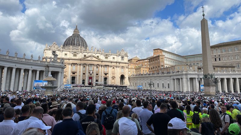 Der Petersplatz in Rom voller Menschen bei der Amtseinführung des neuen Papstes. | Bild: BR/ Anton Kästner Der Petersplatz in Rom voller Menschen bei der Amtseinführung des neuen Papstes.