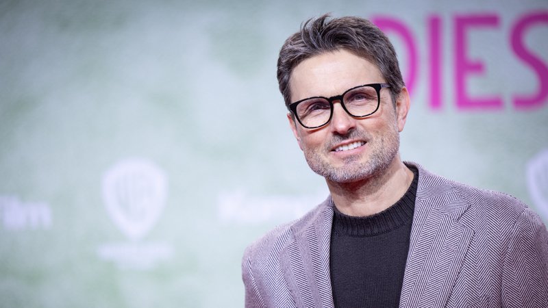 Der Regisseur Simon Verhoeven bei der Premiere von "Ach, diese Lücke, diese entsetzliche Lücke" | Bild: picture alliance / Eventpress | Eventpress Fuhr Der Regisseur Simon Verhoeven bei der Premiere von "Ach, diese Lücke, diese entsetzliche Lücke"