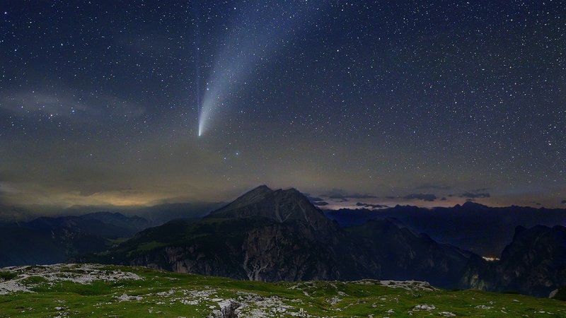 Komet Neowise Ende Juli 2020 am Monte Piano in den Dolomiten, fotografiert von Norbert Scantamburlo