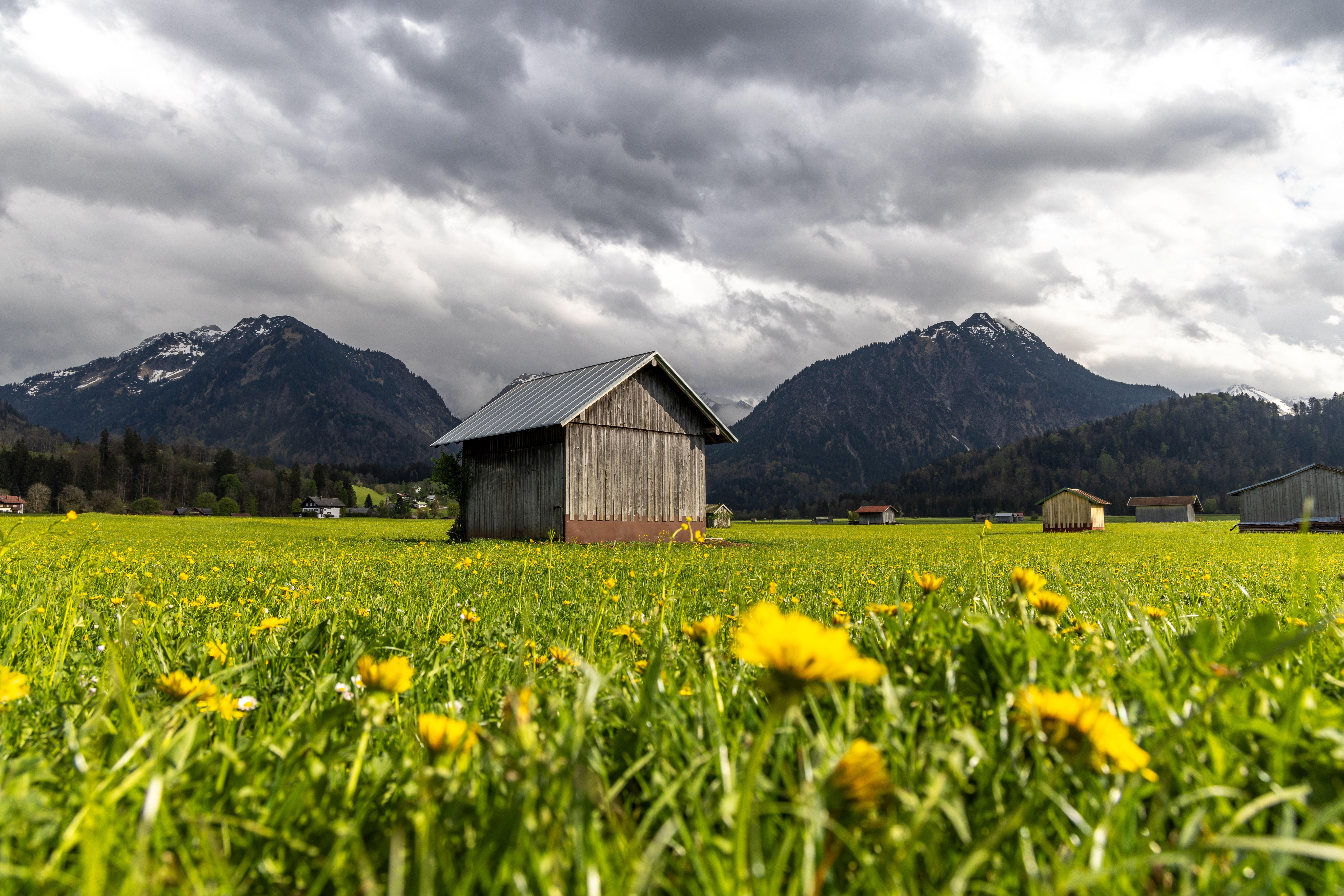 (Symbolbild) Dunkle Wolken über den Alpen bei Oberstdorf im Allgäu. Am Montagabend soll es in Bayern wieder gewittern. | Bild:picture alliance / Jan Eifert | Jan Eifert