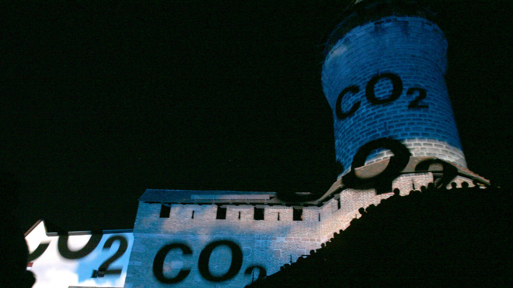 Nürnberg gibt Startschuss für Klimaschutzkonzept und will auch seinen CO2-Ausstoß drastisch senken. Bei der Blauen Nacht hatte ein Künstler die Klimaziele auf die Kaiserburg projiziert.