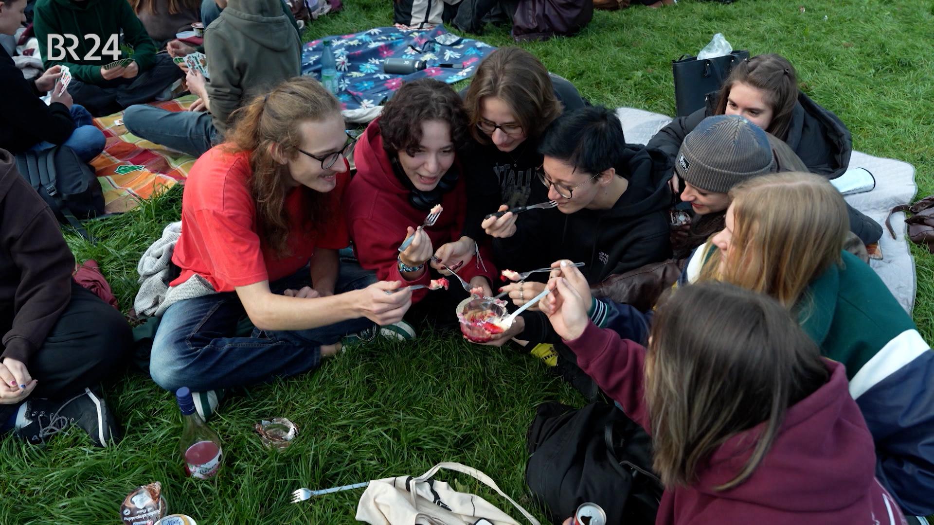 Hunderte junge Menschen gabeln im Englischen Garten in München ihren Pudding.