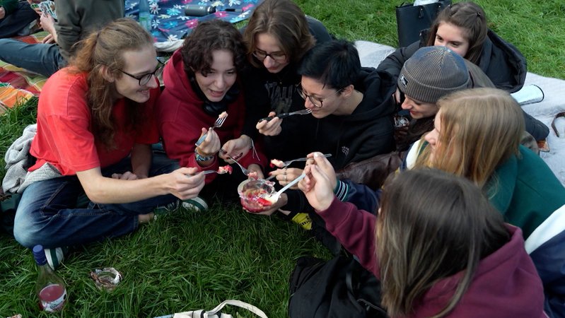 Hunderte junge Menschen gabeln im Englischen Garten in München ihren Pudding. | Bild: BR I Marie Richter Hunderte junge Menschen gabeln im Englischen Garten in München ihren Pudding.