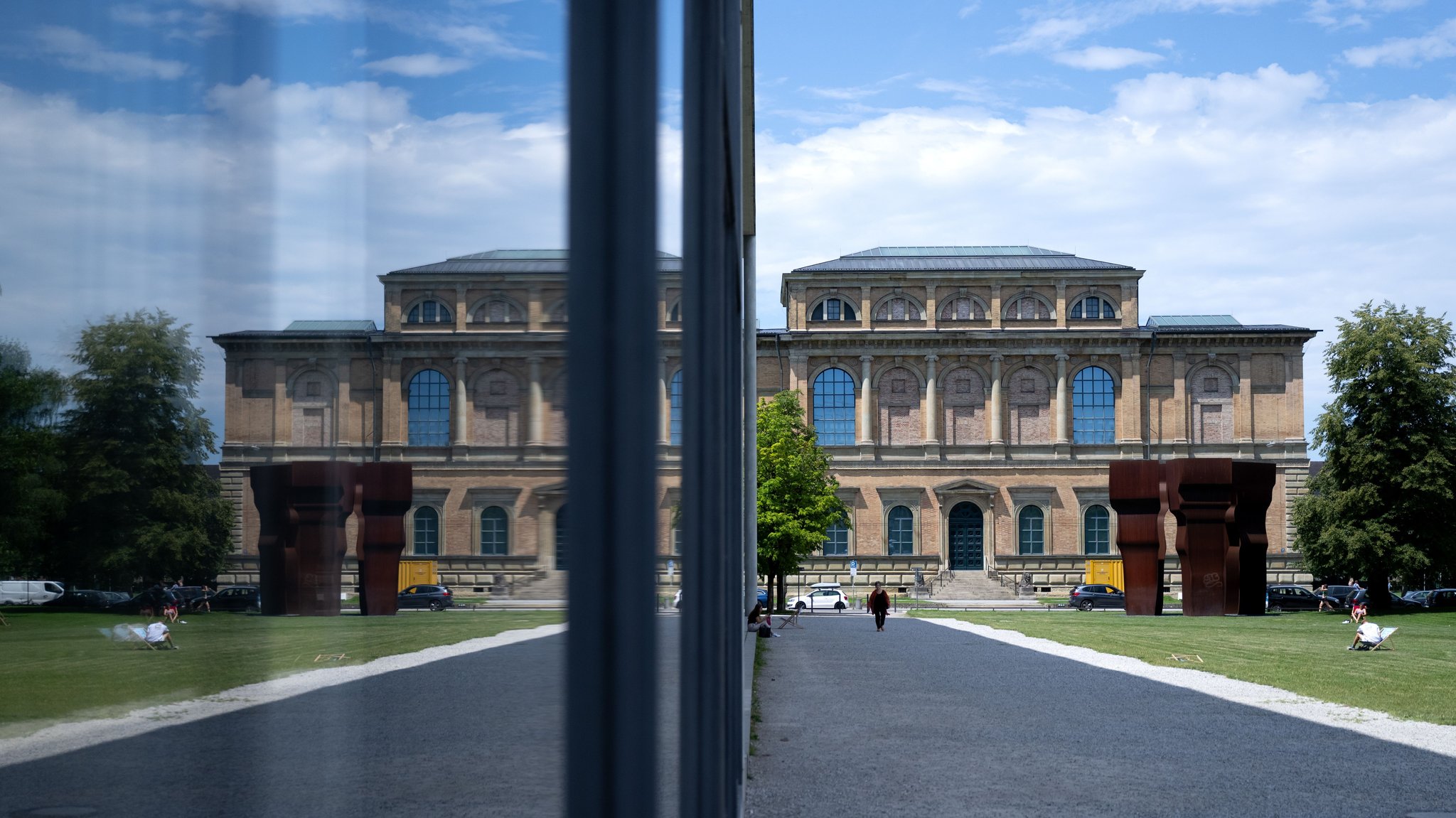 Die Pinakothek der Moderne und die Alte Pinakothek im Kunstareal.