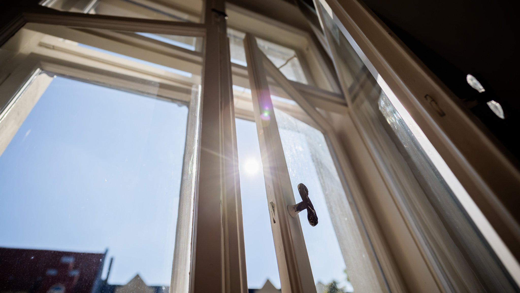 Hitze im Haus: Fenster zu oder lieber lüften?
