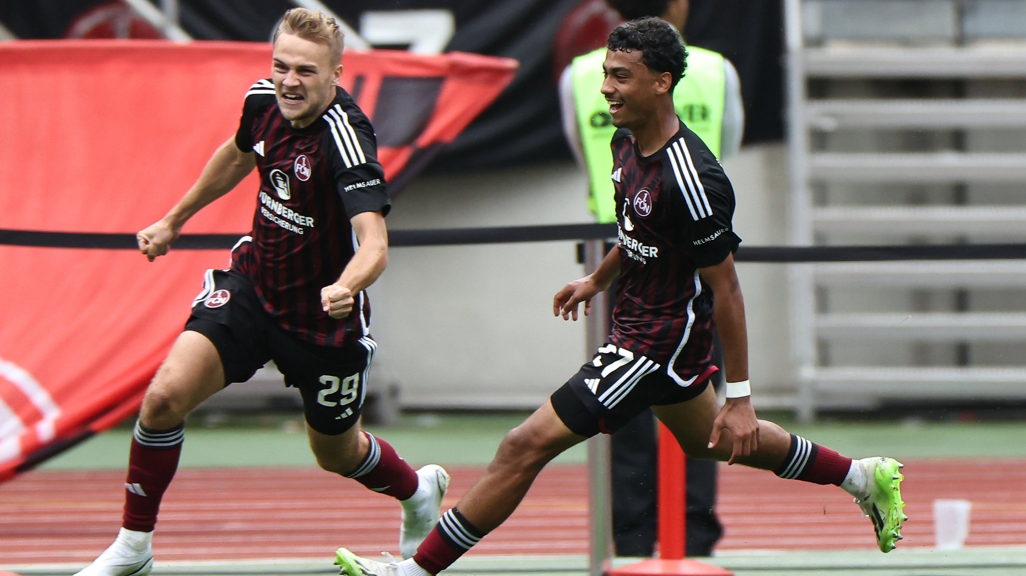 Der Nürnberger Tim Handwerker (l) jubelt mit Nathaniel Brown über seinen Treffer zum 2:1. 