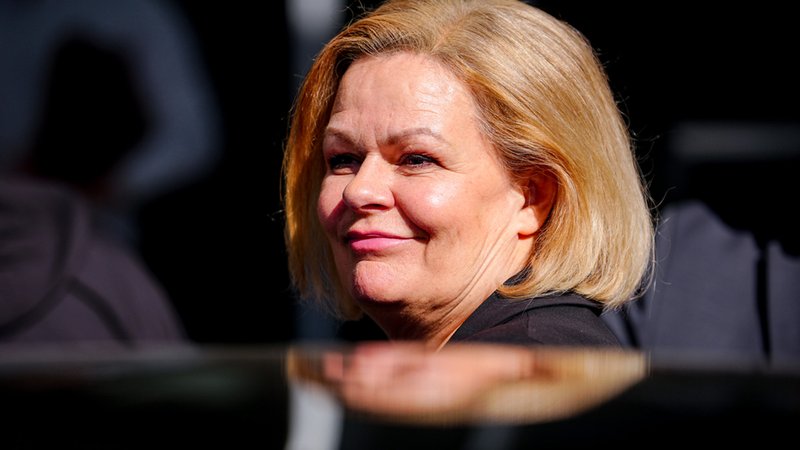 01.04.2025, Berlin: Nancy Faeser (SPD), geschäftsführende Bundesministerin für Inneres und Heimat, verlässt die Bundespressekonferenz nach der Pressekonferenz zur Bilanz der Bundesregierung in der Migrationspolitik. | Bild: dpa-Bildfunk/Kay Nietfeld 01.04.2025, Berlin: Nancy Faeser (SPD), geschäftsführende Bundesministerin für Inneres und Heimat, verlässt die Bundespressekonferenz nach der Pressekonferenz zur Bilanz der Bundesregierung in der Migrationspolitik.