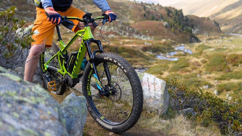 (Symbolbild) Ein E-Mountainbiker ist unterwegs am Flüelapass in Davos | Bild: picture alliance/KEYSTONE | GIAN EHRENZELLER (Symbolbild) Ein E-Mountainbiker ist unterwegs am Flüelapass in Davos