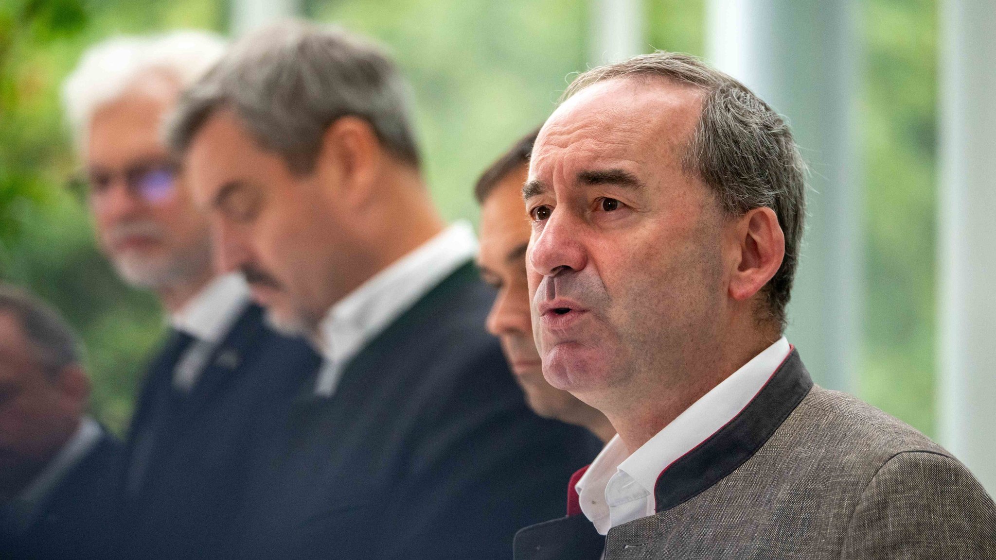 Archivbild vom 16.09.2025: Bayerns Wirtschaftsminister Aiwanger (vorne) bei einer Pressekonferenz, im Hintergrund Ministerpräsident Söder | Bild: picture alliance/dpa | Leonie Asendorpf Archivbild vom 16.09.2025: Bayerns Wirtschaftsminister Aiwanger (vorne) bei einer Pressekonferenz, im Hintergrund Ministerpräsident Söder