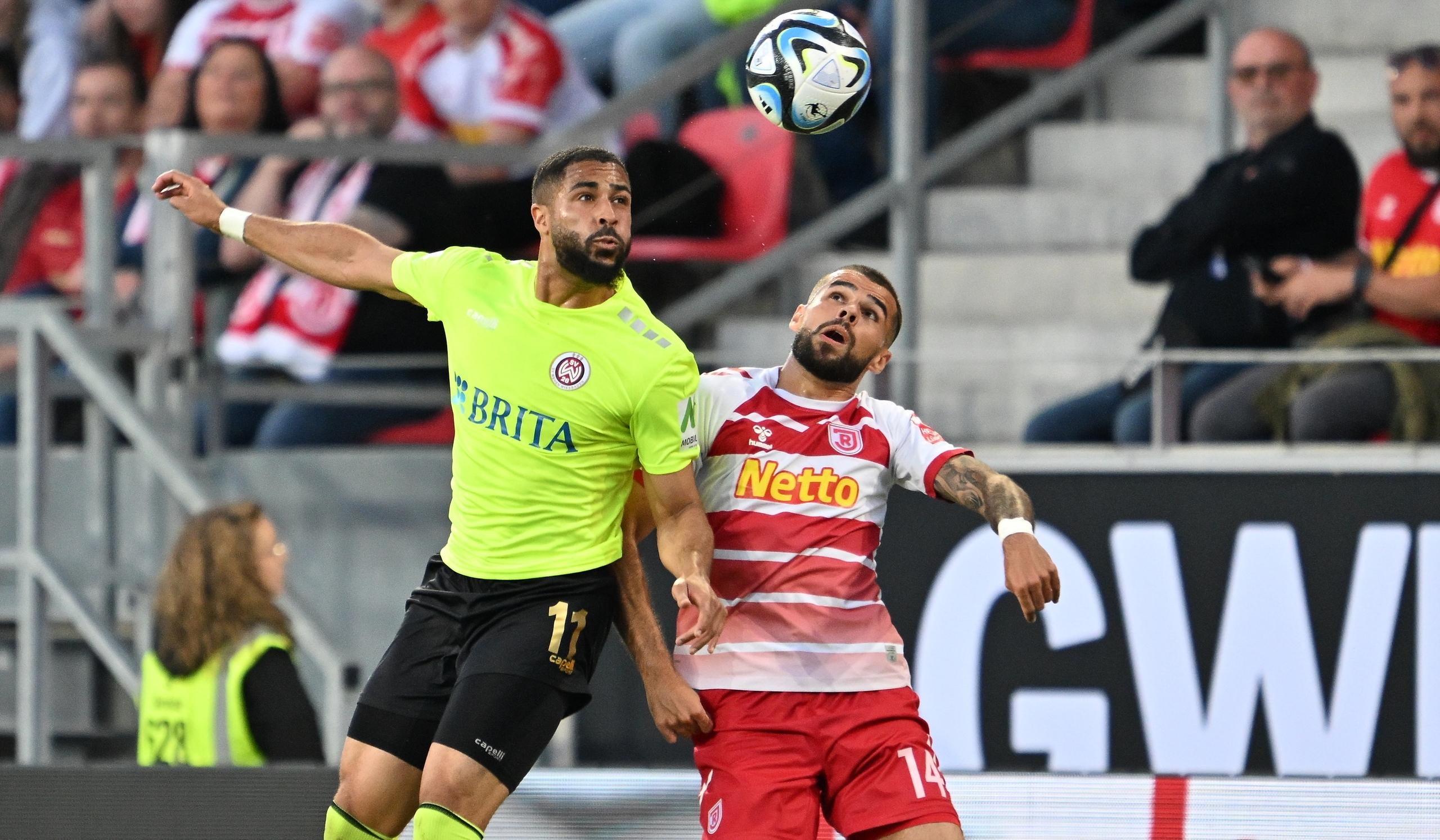 Spielszene SSV Jahn Regensburg - SV Wehen Wiesbaden