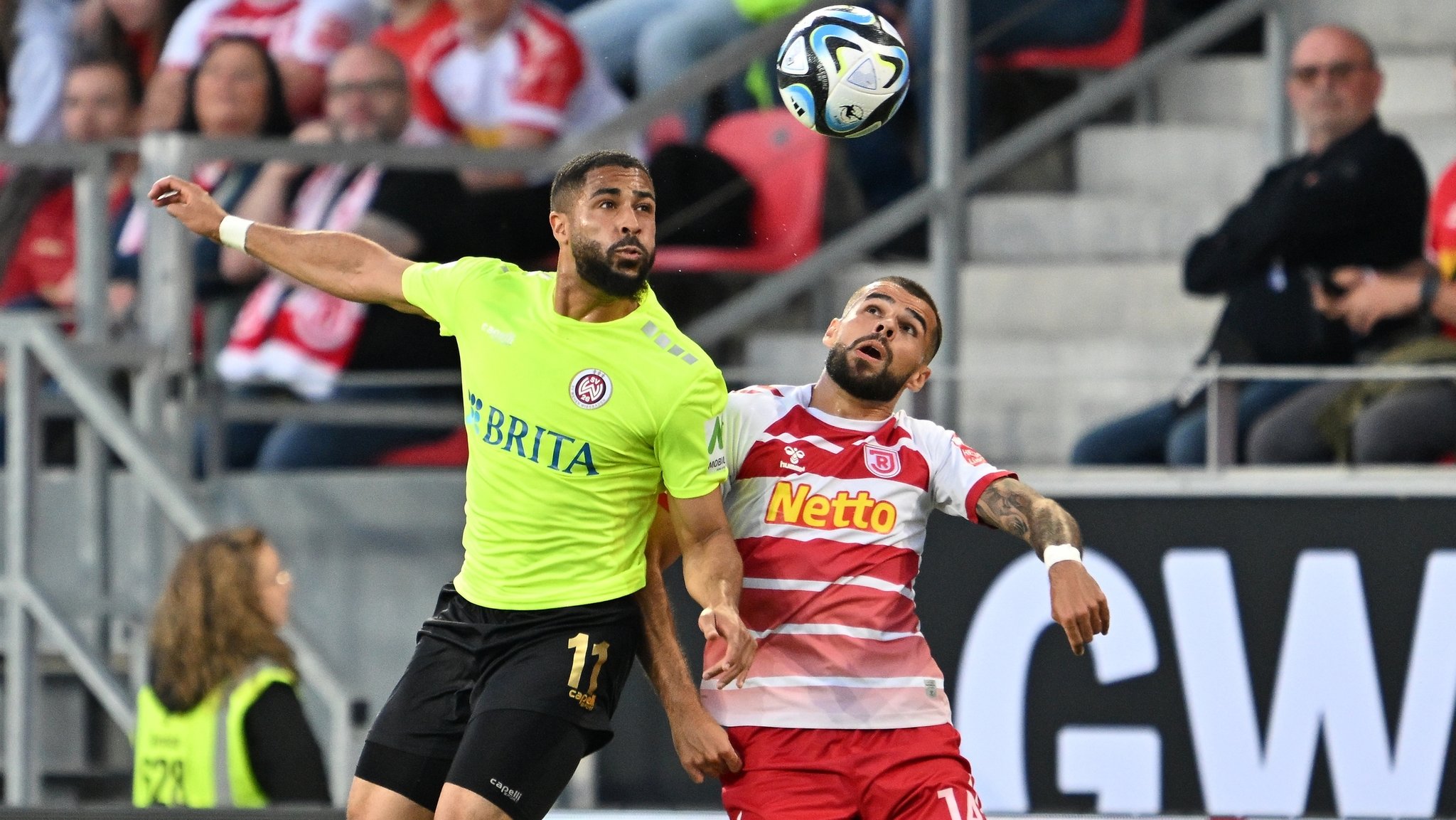 Spielszene SSV Jahn Regensburg - SV Wehen Wiesbaden