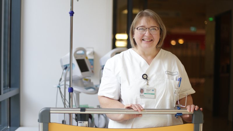Gesundheits- und Krankenpflegerin Rita Gaul steht im Krankenhaus vor einem Patientenbett. | Bild: BR / Isabel Pogner Gesundheits- und Krankenpflegerin Rita Gaul steht im Krankenhaus vor einem Patientenbett.