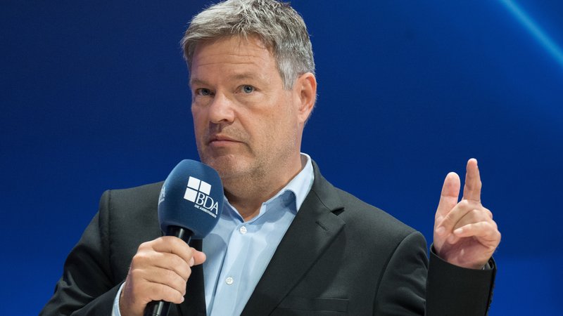 Robert Habeck (Bündnis 90/Die Grünen), Bundesminister für Wirtschaft und Klimaschutz, spricht während des Deutschen Arbeitgebertages 2024 der Bundesvereinigung der Deutschen Arbeitgeberverbände (BDA). | Bild: picture alliance/dpa | Sebastian Gollnow Robert Habeck (Bündnis 90/Die Grünen), Bundesminister für Wirtschaft und Klimaschutz, spricht während des Deutschen Arbeitgebertages 2024 der Bundesvereinigung der Deutschen Arbeitgeberverbände (BDA).