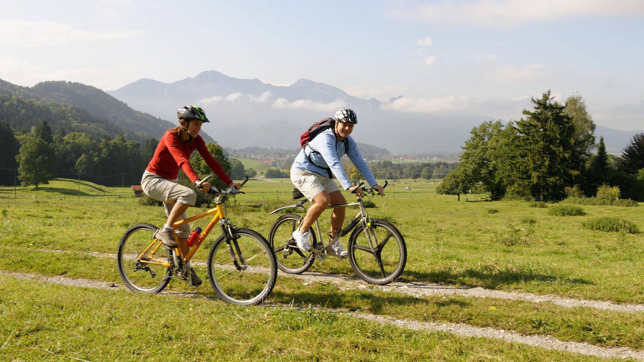 Radlfahrer im Loisachmoor vor dem Herzogstand und Heimgarten.