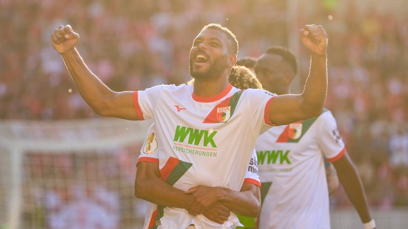 Der FC Augsburger jubelt nach dem Treffer von Steve Mounie | Bild: IMAGO / Passion2Press Der FC Augsburger jubelt nach dem Treffer von Steve Mounie